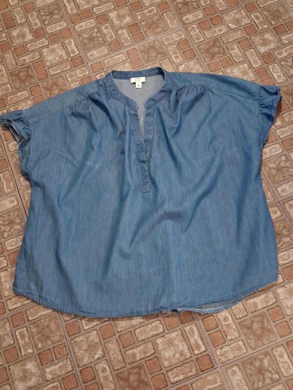 crown & ivy Light Blue Chambray Blouse 100 % Cotton